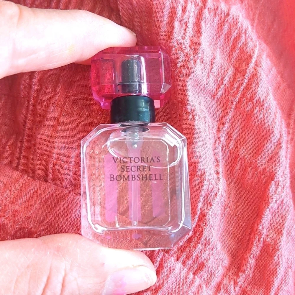 NEW BOTTLE VS BOMBSHELL PERFUME TRAVEL SIZE NOT MADE ANYMORE 7.5ML .25FL…